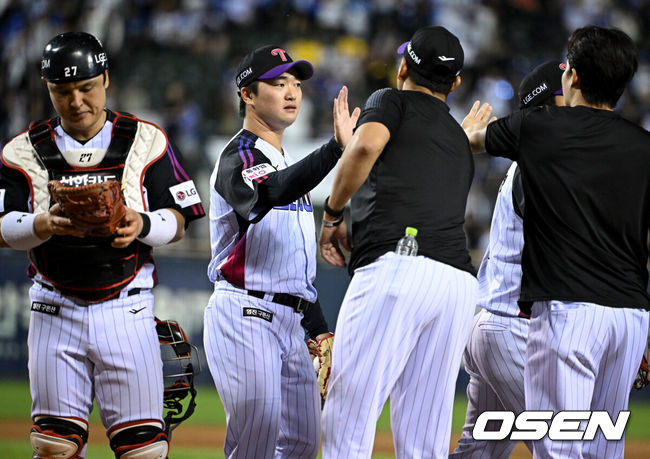 [OSEN=잠실, 조은정 기자]프로야구 LG 트윈스가 삼성 라이온즈를 꺾고 5연승을 이어갔다.LG는4일 서울 잠실구장에서 열린 2026 KBO리그 삼성과 경기에서 4-3 역전승을 거뒀다.LG는 두산전 3연전 스윕에 이어 2위 삼성을 잡고 3.5경기 차이로 추격했다. 반면 삼성은 7연승을 달리다 2연패에 빠졌다.LG 고우석이 승리를 기뻐하고 있다. 2026.09.04 /cej@osen.co.kr