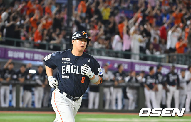 [OSEN=부산, 이석우 기자] 4일 부산 사직야구장에서 2026 신한 SOL KBO 리그 롯데 자이언츠와 한화 이글스의 경기가 열렸다. 홈팀 롯데는 김진욱이, 방문팀 한화는 박준영이 선발 출전했다.한화 이글스 노시환이 3회초 2사 1루 좌월 2점 홈런을 치고 그라운드를 돌고 있다. 2026.09.04 / foto0307@osen.co.kr