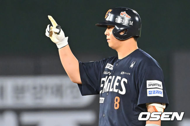 [OSEN=부산, 이석우 기자] 4일 부산 사직야구장에서 2026 신한 SOL KBO 리그 롯데 자이언츠와 한화 이글스의 경기가 열렸다. 홈팀 롯데는 김진욱이, 방문팀 한화는 박준영이 선발 출전했다.한화 이글스 노시환이 7회초 1사 1,2루 좌중간 1타점 2루타를 치고 세리머니를 하고 있다. 2026.09.04 / foto0307@osen.co.kr