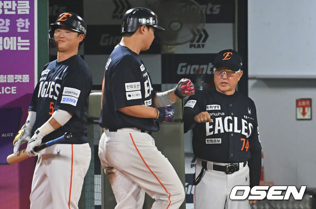[OSEN=부산, 이석우 기자] 4일 부산 사직야구장에서 2026 신한 SOL KBO 리그 롯데 자이언츠와 한화 이글스의 경기가 열렸다. 홈팀 롯데는 김진욱이, 방문팀 한화는 박준영이 선발 출전했다.한화 이글스 노시환이 7회초 2사 2,3루 최인호의 우익수 앞 안타때 득점을 올리고 김경문 감독과 하이파이브를 하고 있다. 2026.09.04 / foto0307@osen.co.kr