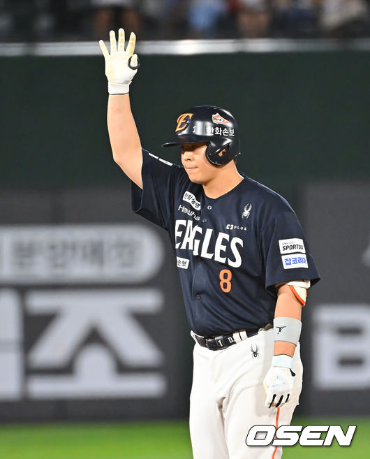 [OSEN=부산, 이석우 기자] 4일 부산 사직야구장에서 2026 신한 SOL KBO 리그 롯데 자이언츠와 한화 이글스의 경기가 열렸다. 홈팀 롯데는 김진욱이, 방문팀 한화는 박준영이 선발 출전했다.한화 이글스 노시환이 7회초 1사 1,2루 좌중간 1타점 2루타를 치고 세리머니를 하고 있다. 2026.09.04 / foto0307@osen.co.kr