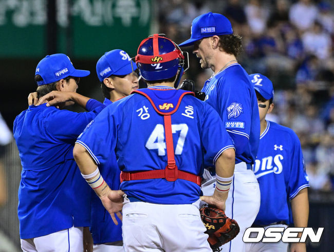 [OSEN=잠실, 조은정 기자]4일 서울 잠실야구장에서 KBO리그 LG 트윈스와 삼성 라이온즈의 경기가 열렸다.이날 LG는 카라스코를 삼성은 페덱을 선발로 내세웠다.6회말 1사 1,2루에서 삼성 페덱이 교체되고 있다. 2026.09.04 /cej@osen.co.kr