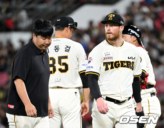 [OSEN=광주, 이대선 기자] 4일 광주-기아 챔피언스필드에서 2026 신한 SOL KBO리그 KIA 타이거즈와 KT 위즈의 경기가 열렸다.이날 KIA는 배제성, KT는 올러를 선발로 내세웠다.7회초 2사 1,3루에서 KIA 올러가 마운드를 내려가고 있다. 2026.09.04 /sunday@osen.co.kr