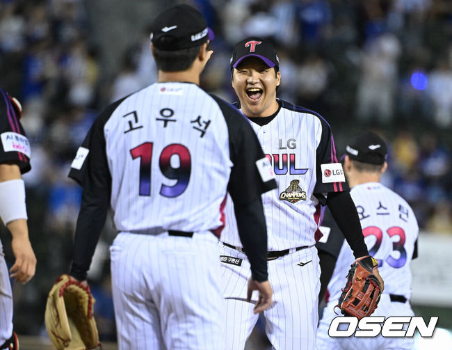 [OSEN=잠실, 조은정 기자]프로야구 LG 트윈스가 삼성 라이온즈를 꺾고 5연승을 이어갔다.LG는4일 서울 잠실구장에서 열린 2026 KBO리그 삼성과 경기에서 4-3 역전승을 거뒀다.LG는 두산전 3연전 스윕에 이어 2위 삼성을 잡고 3.5경기 차이로 추격했다. 반면 삼성은 7연승을 달리다 2연패에 빠졌다.승리를 거둔 LG 문보경이 고우석을 향해 환하게 웃고 있다. 2026.09.04 /cej@osen.co.kr