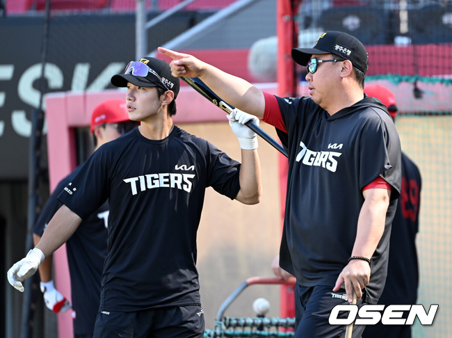 [OSEN=광주, 이대선 기자] 4일 광주-기아 챔피언스필드에서 2026 신한 SOL KBO리그 KIA 타이거즈와 KT 위즈의 경기가 열렸다.이날 KIA는 배제성, KT는 올러를 선발로 내세웠다.경기에 앞서 KIA 이범호 감독이 정현창을 지도하고 있다. 2026.09.04 /sunday@osen.co.kr