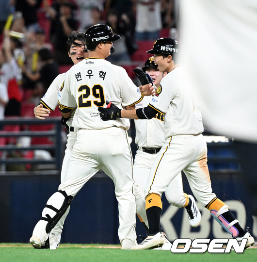 [OSEN=광주, 이대선 기자] KIA 타이거즈가 2연패에서 탈출했다.KIA는 4일 광주-기아 챔피언스필드에서 열린 2026 신한은행 SOL KBO리그 KT 위즈와의 팀간 10차전을 4-3으로 승리했다. 선발 아담 올러가 선발타자 전원 탈삼진을 기록하며 마운드를 지켰다. 마무리 이의리가 9회초 동점을 허용했으나 10회말 변우혁의 끝내기 희생타가 터졌다. 최근 2연패에서 벗어나며 반등의 발판을 마련했다. 10회말 1사 만루에서 KIA 변우혁이 끝내기 희생플라이를 치고 환호하고 있다. 2026.09.04 /sunday@osen.co.kr