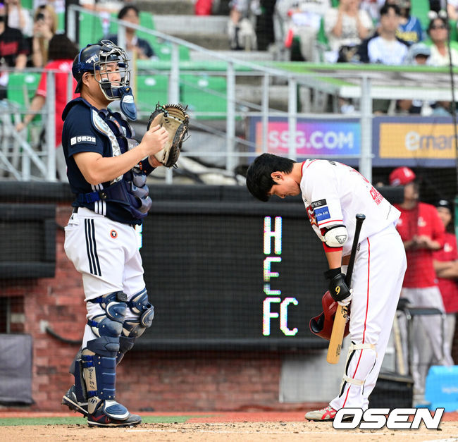 [OSEN=인천, 지형준 기자] 5일 인천 SSG랜더스필드에서 ‘2026 신한은행 SOL Bank KBO리그’ SSG 랜더스와 두산 베어스의 경기가 열렸다.SSG은 김민준, 두산은 최민석을 선발로 내세웠다.1회 은퇴 특별 엔트리에 등록된 SSG 김성현 플레잉코치가 타석에 들어서며 팬들에게 인사를 하고 있다. 2026.09.05 / jpnews@osen.co.kr