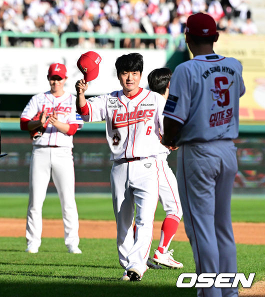 [OSEN=인천, 지형준 기자] 5일 인천 SSG랜더스필드에서 ‘2026 신한은행 SOL Bank KBO리그’ SSG 랜더스와 두산 베어스의 경기가 열렸다.SSG은 김민준, 두산은 최민석을 선발로 내세웠다.2회 은퇴 특별 엔트리에 등록된 SSG 김성현 플레잉코치가 정준재와 교체되며 팬들에게 인사를 하고 있다. 2026.09.05 / jpnews@osen.co.kr