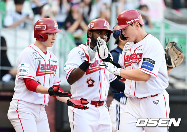 [OSEN=인천, 지형준 기자] 5일 인천 SSG랜더스필드에서 ‘2026 신한은행 SOL Bank KBO리그’ SSG 랜더스와 두산 베어스의 경기가 열렸다.SSG은 김민준, 두산은 최민석을 선발로 내세웠다.4회말 1사 1,3루에서 SSG 전의산이 역전 스리런포를 날리고 박성한, 에레디아와 기뻐하고 있다. 2026.09.05 / jpnews@osen.co.kr