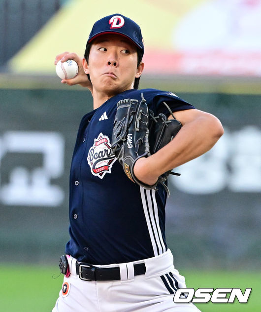 [OSEN=인천, 지형준 기자] 5일 인천 SSG랜더스필드에서 ‘2026 신한은행 SOL Bank KBO리그’ SSG 랜더스와 두산 베어스의 경기가 열렸다.SSG은 김민준, 두산은 최민석을 선발로 내세웠다.4회말 두산 최민석이 역투하고 있다. 2026.09.05 / jpnews@osen.co.kr