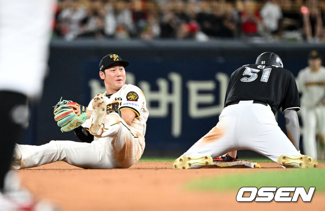 [OSEN=광주, 이대선 기자] 5일 광주-기아 챔피언스필드에서 2026 신한 SOL KBO리그 KIA 타이거즈와 KT 위즈의 경기가 열렸다.이날 KIA는 양현종, KT는 로건을 선발로 내세웠다.8회초 1사 만루에서 KT 최원준을 직선타 아웃으로 처리한 KIA 하주석이 2루 주자 장진혁을 포스아웃 처리하고 있다. 2026.09.05 /sunday@osen.co.kr