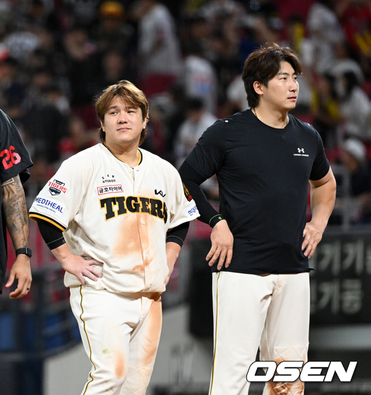 [OSEN=광주, 이대선 기자] KIA 타이거즈가 이틀연속 선두의 발목을 잡았다. KIA는 5일 광주-기아 챔피언스필드에서 열린 2026 신한은행 SOL KBO리그 KT 위즈와의 팀간 11차전을 6-3로 승리했다. 선발 양현종이 5이닝 3실점으로 막고 불펜진이 무실점 호투를 펼쳤다. 김선빈의 2타점 동점 3루타와 카스트로의 역전 결승타점, 나성범의 쐐기 투런포가 터졌다.  2연패 뒤 2연승을 거두며 위닝시리즈를 확보했다.경기 종료 후 KIA 김선빈, 나성범이 관중석을 향해 인사를 하고 있다. 2026.09.05 /sunday@osen.co.kr