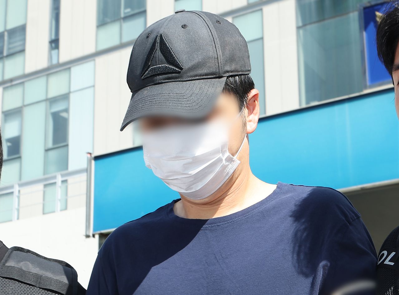 여러 차례 가정폭력을 신고하고 다른 거처로 피신해 있던 아내를 찾아가 살해한 현직 공무원 A씨가 지난 3일 구속 전 피의자 심문(영장실질심사)에 출석하기 위해 경기도 성남시 분당경찰서 유치장에서 나오고 있다.   연합뉴스