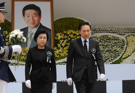  2009년 5월 29일 이명박 대통령 내외가 경복궁에서 열린 노무현 전 대통령 국민장에서 헌화한 뒤 굳은 표정으로 걸어 나오고 있다. 중앙포토