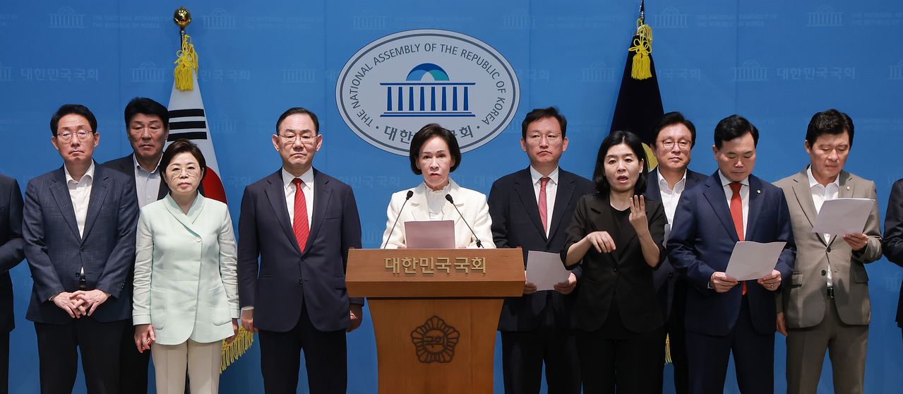 국민의힘 대구시당위원장인 이인선 의원을 비롯해 대구·경북을 지역구로 둔 국민의힘 의원들이 3일 국회 소통관에서 경북대학교가 이재명 정부 국정과제인 이른바 '서울대 10개 만들기'의 패키지 지원대학에서 탈락한 것과 관련해 입장을 밝히고 있다. 연합뉴스