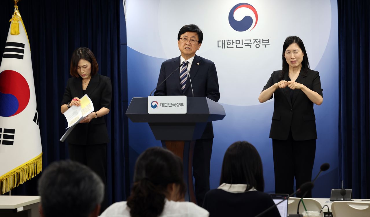 최교진 교육부 장관이 지난 1일 서울 종로구 정부서울청사에서 거점국립대 패키지 지원대학 선정 결과를 발표하고 있다. 이날 지방 거점국립대학으로 부산대, 전남대, 충남대가 선정됐다. 뉴스1