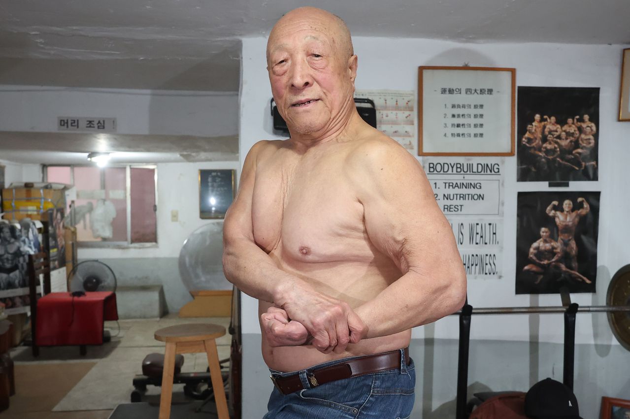 서영갑씨가 보디빌딩 포즈를 취하고 있다. 그는 시니어들도 근육 부자로 만들어줄 식단과 운동법을 모두 공개했다. 송봉근 객원기자