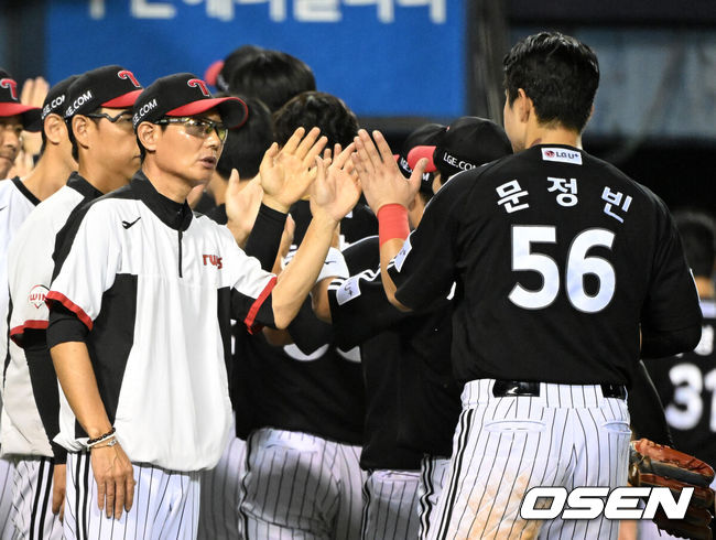 [OSEN=잠실, 이대선 기자] 프로야구 LG 트윈스가 두산 베어스와 '잠실 라이벌전'에서 이틀 연속 승리하며 위닝을 확보했다.LG는 2일 서울 잠실구장에서 열린 2026 KBO리그 두산과 경기에서 5-1로 승리했다.LG는3위 자리를 지켰고, 5위 두산과 승차를 4경기 차이로 벌렸다.경기 종료 후 LG 염경엽 감독이 문정빈과 승리의 기쁨을 나누고 있다. 2026.09.02 /sunday@osen.co.kr