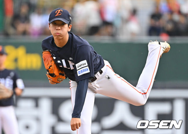 [OSEN=부산, 이석우 기자] 5일 부산 사직야구장에서 2026 신한 SOL KBO 리그 롯데 자이언츠와 한화 이글스의 경기가 열렸다. 홈팀 롯데는 나균안이, 방문팀 한화는 황준서가 선발 출전했다.한화 이글스 선발 투수 황준서가 역투하고 있다. 2026.09.05 / foto0307@osen.co.kr