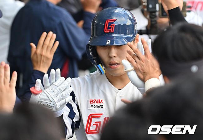 [OSEN=부산, 이석우 기자] 5일 부산 사직야구장에서 2026 신한 SOL KBO 리그 롯데 자이언츠와 한화 이글스의 경기가 열렸다. 홈팀 롯데는 나균안이, 방문팀 한화는 황준서가 선발 출전했다.롯데 자이언츠 고승민이 1회말 2사 1,2루 우월 3점 홈런을 치고 하이파이브를 하고 있다. 2026.09.05 / foto0307@osen.co.kr