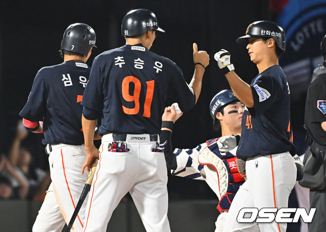 [OSEN=부산, 이석우 기자] 5일 부산 사직야구장에서 2026 신한 SOL KBO 리그 롯데 자이언츠와 한화 이글스의 경기가 열렸다. 홈팀 롯데는 나균안이, 방문팀 한화는 황준서가 선발 출전했다.한화 이글스 최인호가 8회초 1사 1루 우월 2점 홈런을 치고 심우준과 함께 하이파이브를 하고 있다. 2026.09.05 / foto0307@osen.co.kr