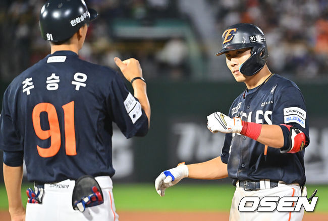 [OSEN=부산, 이석우 기자] 5일 부산 사직야구장에서 2026 신한 SOL KBO 리그 롯데 자이언츠와 한화 이글스의 경기가 열렸다. 홈팀 롯데는 나균안이, 방문팀 한화는 황준서가 선발 출전했다.한화 이글스 심우준이 8회초 1사 2,3루 중견수 2타점 안타를 치고 하이파이브를 하고 있다. 2026.09.05 / foto0307@osen.co.kr