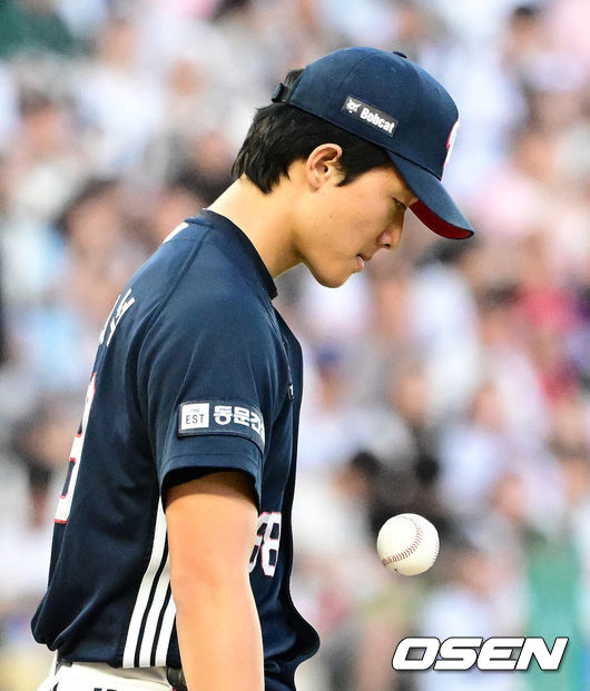 [OSEN=인천, 지형준 기자] 5일 인천 SSG랜더스필드에서 ‘2026 신한은행 SOL Bank KBO리그’ SSG 랜더스와 두산 베어스의 경기가 열렸다.SSG은 김민준, 두산은 최민석을 선발로 내세웠다.6회말 1사에서 두산 최민석이 SSG 에레디아에게 사구를 허용하며 아쉬워하고 있다. 2026.09.05 / jpnews@osen.co.kr