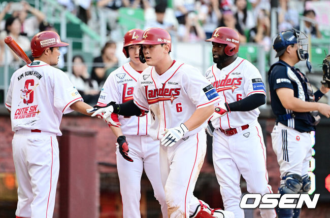 [OSEN=인천, 지형준 기자] 5일 인천 SSG랜더스필드에서 ‘2026 신한은행 SOL Bank KBO리그’ SSG 랜더스와 두산 베어스의 경기가 열렸다.SSG은 김민준, 두산은 최민석을 선발로 내세웠다.4회말 1사 1,3루에서 SSG 전의산이 역전 스리런포를 날리고 박성한, 에레디아와 기뻐하고 있다. 2026.09.05 / jpnews@osen.co.kr