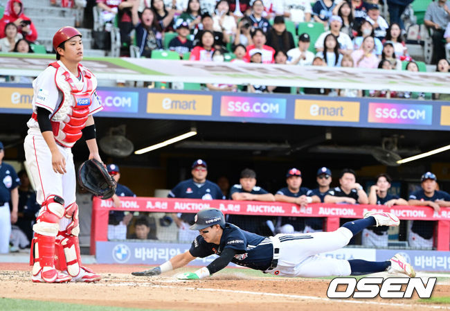 [OSEN=인천, 지형준 기자] 5일 인천 SSG랜더스필드에서 ‘2026 신한은행 SOL Bank KBO리그’ SSG 랜더스와 두산 베어스의 경기가 열렸다.SSG은 김민준, 두산은 최민석을 선발로 내세웠다.4회초 1사 3루에서 두산 김민석이 SSG 김민준의 폭투를 틈타 선제 득점에 성공하고 있다. 2026.09.05 / jpnews@osen.co.kr