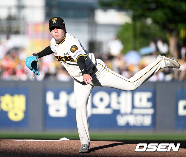 [OSEN=광주, 이대선 기자] 5일 광주-기아 챔피언스필드에서 2026 신한 SOL KBO리그 KIA 타이거즈와 KT 위즈의 경기가 열렸다.이날 KIA는 양현종, KT는 로건을 선발로 내세웠다.1회초 무사에서 KIA 선발투수 양현종이 역투하고 있다. 2026.09.05 /sunday@osen.co.kr