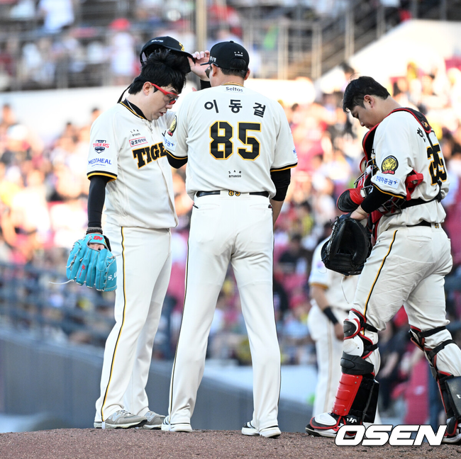 [OSEN=광주, 이대선 기자] 5일 광주-기아 챔피언스필드에서 2026 신한 SOL KBO리그 KIA 타이거즈와 KT 위즈의 경기가 열렸다.이날 KIA는 양현종, KT는 로건을 선발로 내세웠다.3회초 1사 1,2루에서 마운드를 방문한 KIA 이동걸 코치가 양현종과 이야기를 나누고 있다. 2026.09.05 /sunday@osen.co.kr