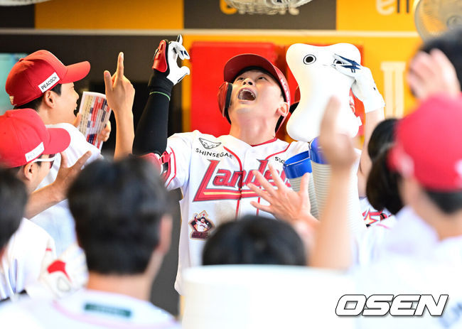 [OSEN=인천, 지형준 기자] 5일 인천 SSG랜더스필드에서 ‘2026 신한은행 SOL Bank KBO리그’ SSG 랜더스와 두산 베어스의 경기가 열렸다.SSG은 김민준, 두산은 최민석을 선발로 내세웠다.4회말 1사 1,3루에서 SSG 전의산이 역전 스리런포를 날리며 기뻐하고 있다. 2026.09.05 / jpnews@osen.co.kr