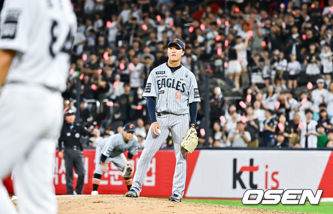 [OSEN=수원, 박준형 기자] 3일 오후 수원KT위즈 파크에서 2026 신한 SOL KBO리그 KT 위즈와 한화 이글스의 경기가 진행됐다.이날 KT는 고영표를, 한화는 왕옌청을 선발투수로 내세웠다.8회말 1사 2,3루 한화 정우주가 보크로 실점 허용하고 있다.      2026.09.03 / soul1014@osen.co.kr