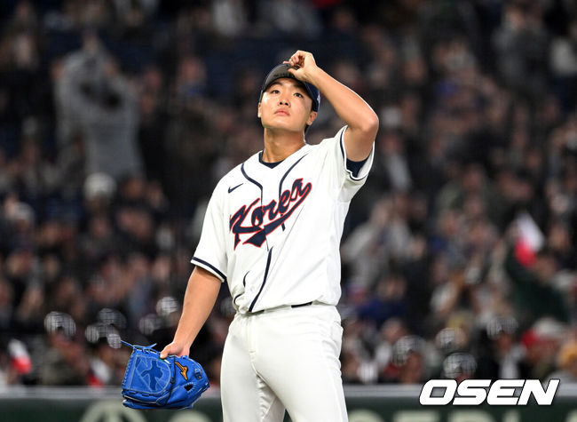 [OSEN=도쿄(일본), 손용호 기자] 5일 일본 도쿄돔에서 월드베이스볼클래식(WBC) 조별리그 C조 한국과 체코의 경기가열렸다.한국은 소형준, 체코는 다니엘 파디샥을 선발투수로 내세웠다.2006년 4강, 2009년 준우승을 차지한 경험이 있는 한국은 이후 3개 대회(2013년, 2017년, 2023년)에서 모두 8강 토너먼트 진출에 실패했다. 이번 대회에서는 17년 만에 본선 토너먼트 진출을 노린다.5회초 1사 1,2루에서 한국 정우주가 체코 테린 바브라에게 스리런 홈런을 허용하고 아쉬워하고 있다. 2026.03.05/spjj@osen.co.kr