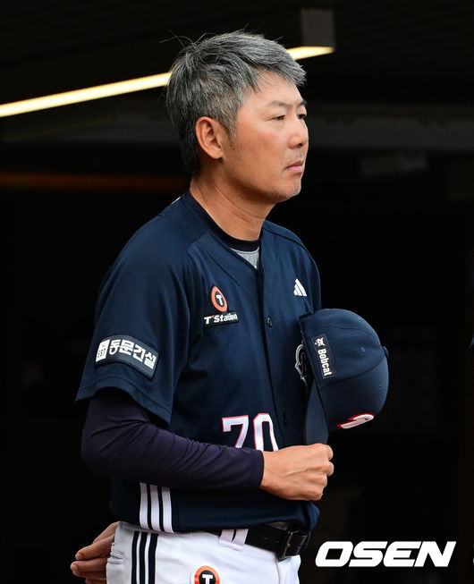 [OSEN=인천, 지형준 기자] 5일 인천 SSG랜더스필드에서 ‘2026 신한은행 SOL Bank KBO리그’ SSG 랜더스와 두산 베어스의 경기가 열렸다.SSG은 김민준, 두산은 최민석을 선발로 내세웠다.두산 김원형 감독이 국민의례를 하고 있다. 2026.09.05 / jpnews@osen.co.kr