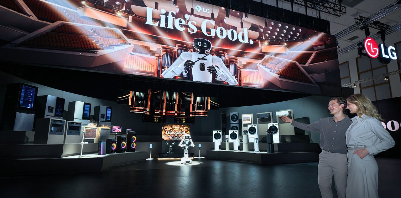 LG전자 전시관 입구에서는 홈로봇 ‘LG 클로이드(CLOiD)’가 가전제품으로 구성된 ‘LG AI 오케스트라’를 지휘했다. 사진 LG전자