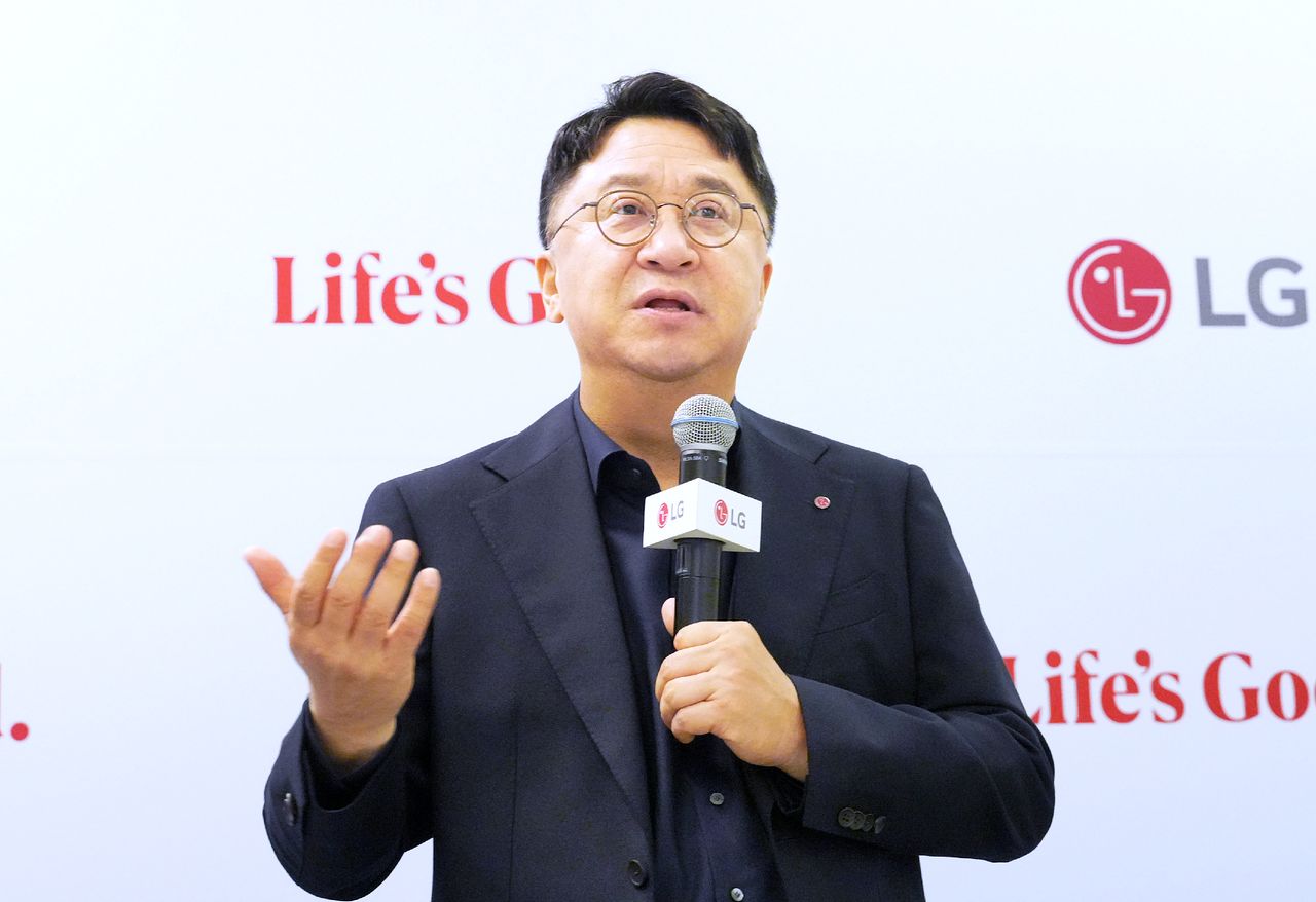 백승태 LG전자 홈어플라이솔루션(HS)사업본부장(부사장)이 5일(현지시간) 독일 베를린에서 열린 ‘IFA 2026’ 기자간담회에서 LG이노텍의 카메라·센서, LG화학의 소재 등 계열사 역량을 결합한 ‘원(One) LG’ 로봇 전략을 설명하고 있다. 사진 LG전자