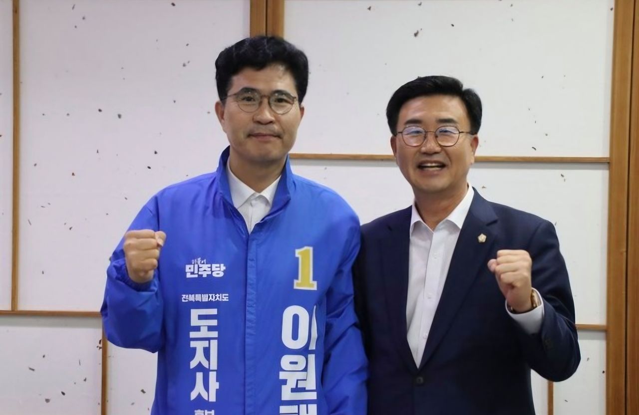6·3 지방선거를 앞둔 지난 5월 11일 이원택 더불어민주당 전북지사 예비후보와 유의식 완주군의회 의장. 당시 유 의장은 무소속 완주군수 출마 의지를 접고, 이 후보 공동선거대책위원장을 맡았다. 사진 이원택 후보 선거대책위원회