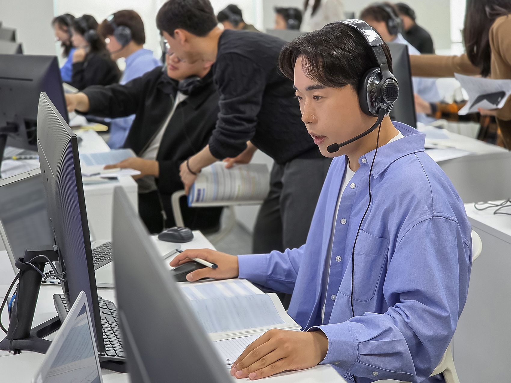2026년 4월 경기도 수원 삼성전자 인재개발원에서 감독관이 상반기 삼성직무적성검사(GSAT) 응시자를 대상으로 예비 소집을 진행하고 있다. 사진 삼성전자