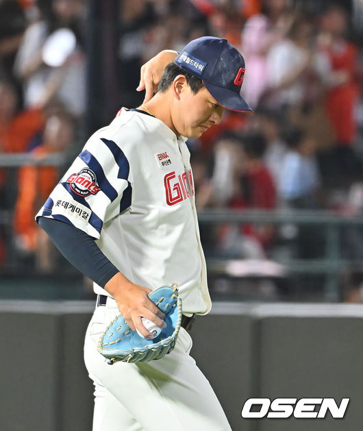 [OSEN=부산, 이석우 기자] 4일 부산 사직야구장에서 2026 신한 SOL KBO 리그 롯데 자이언츠와 한화 이글스의 경기가 열렸다. 홈팀 롯데는 김진욱이, 방문팀 한화는 박준영이 선발 출전했다.롯데 자이언츠 김원중이 7회초 1사 1,2루 한화 이글스 노시환에게 좌중간 1타점 2루타를 맞고 아쉬워하고 있다. 2026.09.04 / foto0307@osen.co.kr