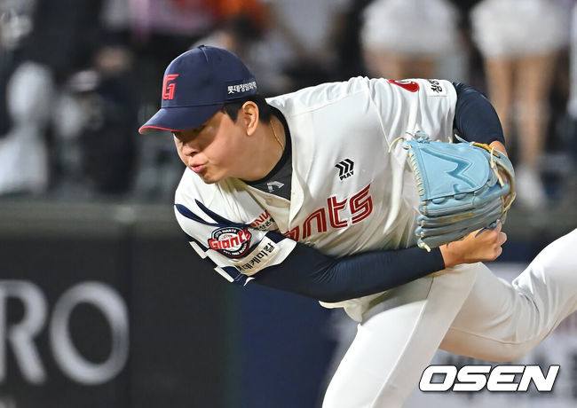 [OSEN=부산, 이석우 기자] 4일 부산 사직야구장에서 2026 신한 SOL KBO 리그 롯데 자이언츠와 한화 이글스의 경기가 열렸다. 홈팀 롯데는 김진욱이, 방문팀 한화는 박준영이 선발 출전했다.롯데 자이언츠 김원중이 역투하고 있다. 2026.09.04 / foto0307@osen.co.kr
