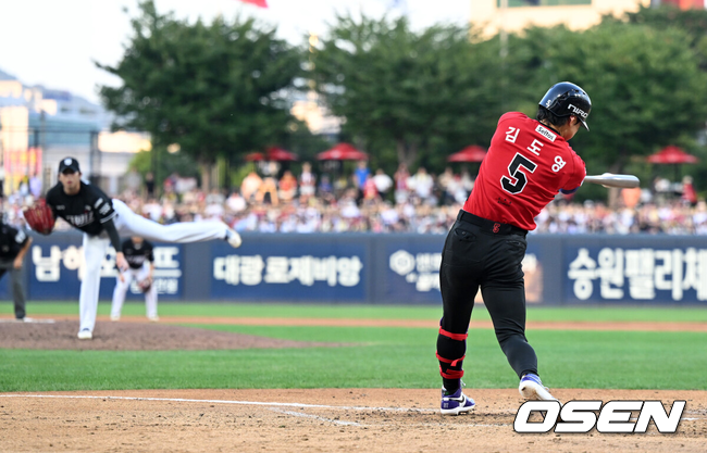 [OSEN=광주, 이대선 기자] 6일 광주-기아 챔피언스필드에서 2026 신한 SOL KBO리그 KIA 타이거즈와 KT 위즈의 경기가 열렸다.이날 KIA는 네일, KT는 대니엘을 선발로 내세웠다.4회말 2사 1루에서 KIA 김도영이 중전 안타를 치고 있다. 2026.09.06 /sunday@osen.co.kr