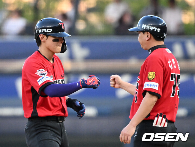 [OSEN=광주, 이대선 기자] 6일 광주-기아 챔피언스필드에서 2026 신한 SOL KBO리그 KIA 타이거즈와 KT 위즈의 경기가 열렸다.이날 KIA는 네일, KT는 대니엘을 선발로 내세웠다.4회말 2사 1루에서 KIA 김도영이 중전 안타를 치고 환호하고 있다. 2026.09.06 /sunday@osen.co.kr