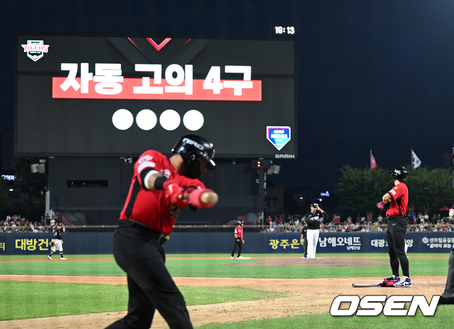 [OSEN=광주, 이대선 기자] 6일 광주-기아 챔피언스필드에서 2026 신한 SOL KBO리그 KIA 타이거즈와 KT 위즈의 경기가 열렸다.이날 KIA는 네일, KT는 대니엘을 선발로 내세웠다.6회말 2사 2루에서 KIA 김도영이 자동 고의4구로 출루하고 있다. 2026.09.06 /sunday@osen.co.kr