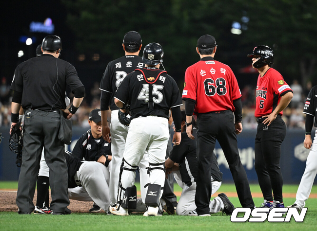 [OSEN=광주, 이대선 기자] 6일 광주-기아 챔피언스필드에서 2026 신한 SOL KBO리그 KIA 타이거즈와 KT 위즈의 경기가 열렸다.이날 KIA는 네일, KT는 대니엘을 선발로 내세웠다.8회말 1사 2루에서 KIA 김도영이 안타 후 자신의 타구에 맞은 KT 스기모토를 걱정스러운 눈빛으로 바라보고 있다. 2026.09.06 /sunday@osen.co.kr
