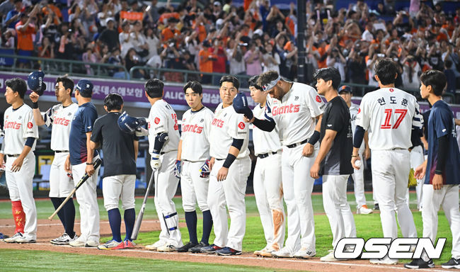 [OSEN=부산, 이석우 기자] 5일 부산 사직야구장에서 2026 신한 SOL KBO 리그 롯데 자이언츠와 한화 이글스의 경기가 열렸다. 홈팀 롯데는 나균안이, 방문팀 한화는 황준서가 선발 출전했다.롯데 자이언츠 선수들이 한화 이글스에 6-11로 패한 후 아쉬운 인사를 하고 있다. 2026.09.05 / foto0307@osen.co.kr