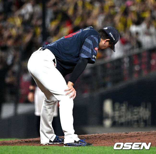 [OSEN=광주, 이대선 기자] 25일 광주-기아 챔피언스필드에서 2026 신한 SOL KBO리그 KIA 타이거즈와 롯데 자이언츠의 경기가 열렸다.이날 KIA는 시라카와, 롯데는 비슬리를 선발로 내세웠다.9회말 2사 만루에서 KIA 이호연에게 끝내기 만루 홈런을 허용한 롯데 김원중이 아쉬워하고 있다. 2026.08.25 /sunday@osen.co.kr