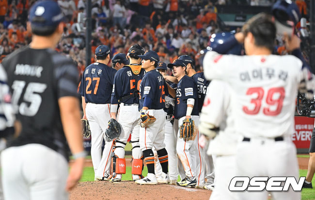 [OSEN=부산, 이석우 기자] 5일 부산 사직야구장에서 2026 신한 SOL KBO 리그 롯데 자이언츠와 한화 이글스의 경기가 열렸다. 홈팀 롯데는 나균안이, 방문팀 한화는 황준서가 선발 출전했다.한화 이글스 선수들이 롯데 자이언츠에 11-6으로 승리한 후 기쁨을 나누고 있다. 2026.09.05 / foto0307@osen.co.kr