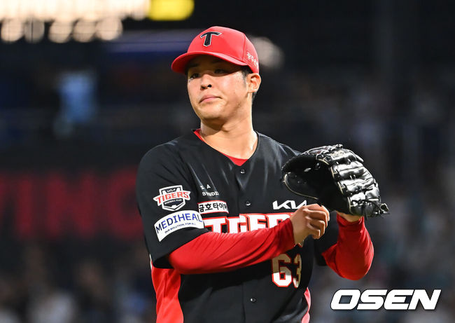 [OSEN=창원, 이석우 기자] 2일 창원NC파크에서 2026 신한 SOL KBO 리그 NC 다이노스와 KIA 타이거즈의 경기가 열렸다. 홈팀 NC는 토다가, 방문팀 KIA는 시라카와가 선발 출전했다. KIA 타이거즈 선발투수 시라카와가 3회말 수비를 무실점으로 막고 더그아웃으로 들어가고 있다. 2026.09.02 / foto0307@osen.co.kr