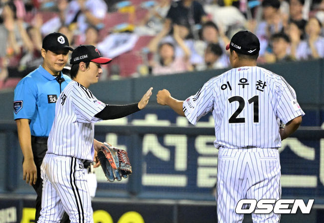 [OSEN=잠실, 지형준 기자] 20일 서울 잠실야구장에서 2026 신한 SOL KBO리그 LG 트윈스와 KT 위즈의 경기가 열렸다. 4회초 수비를 마치고 LG 이우찬, 신민재가 하이파이브를 하고 있다. 2026.08.20 / jpnews@osen.co.kr